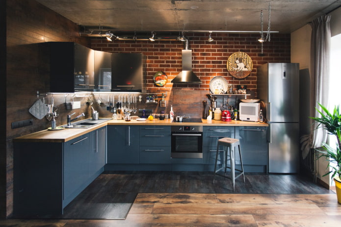 Kombination aus Laminat und Fliesen im Loft-Stil