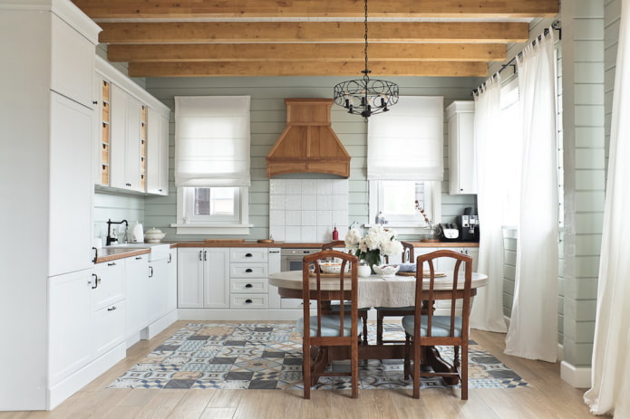Kombination aus Laminat und Fliesen im Landhausstil