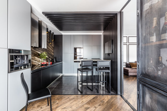 eine Kombination aus Laminat und Fliesen im Interieur