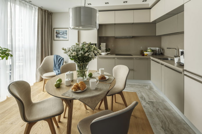 Eine Kombination aus Laminat und Fliesen im Interieur