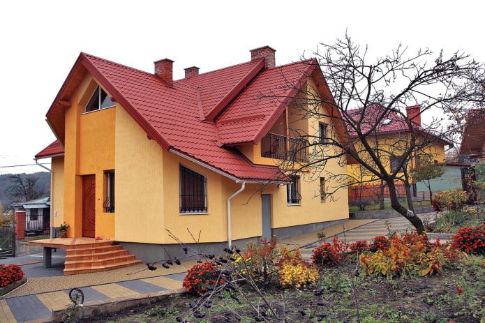 orange-gelbes Häuschen mit rotem Dach
