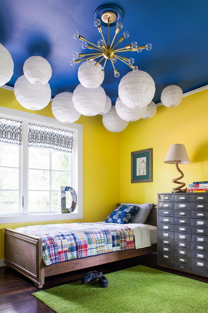 ein helles Kinderzimmer mit blauer Decke