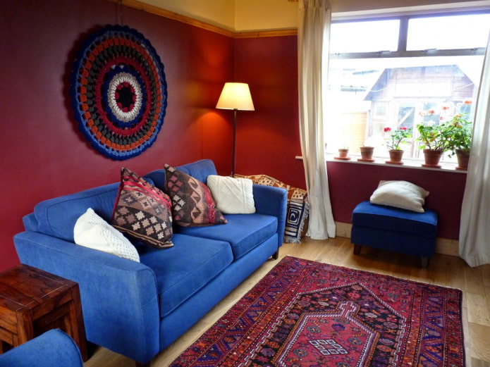 Wohnzimmer rot mit blau