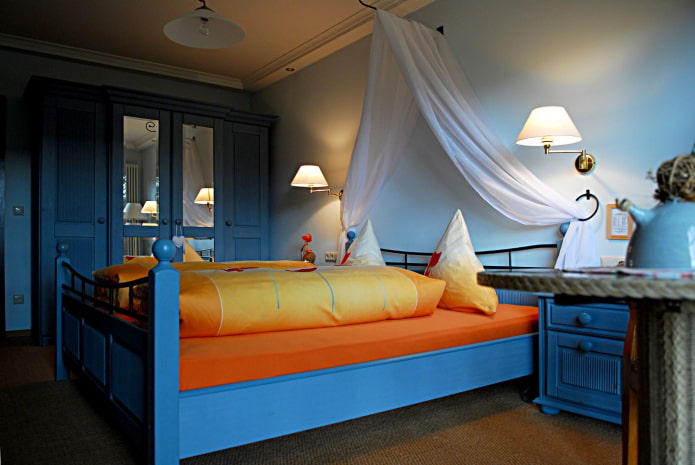 Blau-oranges Schlafzimmer