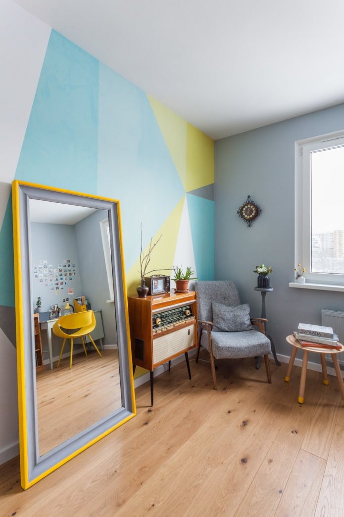 Sowjetischer Sessel in einem hellen Interieur