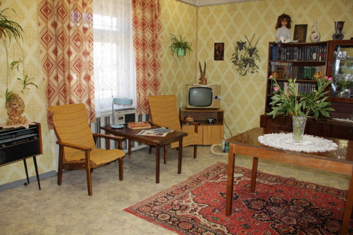 Wohnzimmerinterieur aus der Sowjetzeit