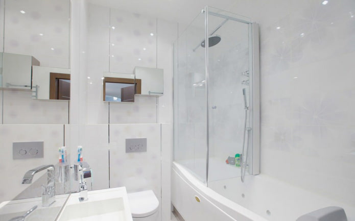 weißes Badezimmer im modernen Stil
