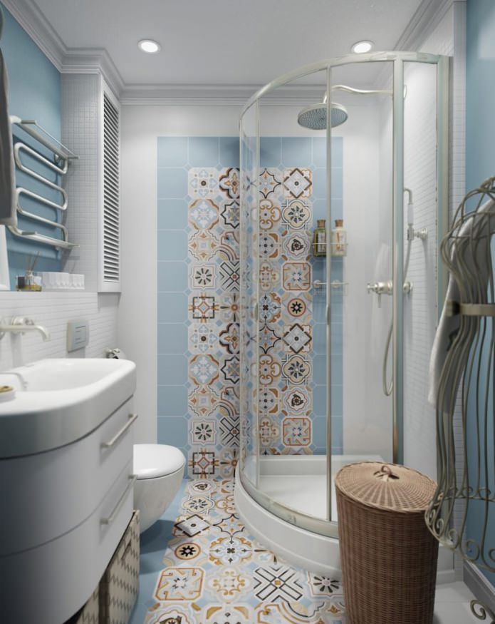 Deckendekoration im Badezimmer einer Chruschtschow-Wohnung