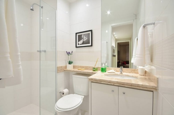 Design eines kleinen Badezimmers im modernen Stil