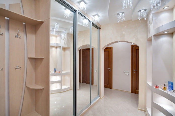 Flur mit großem Spiegelschrank