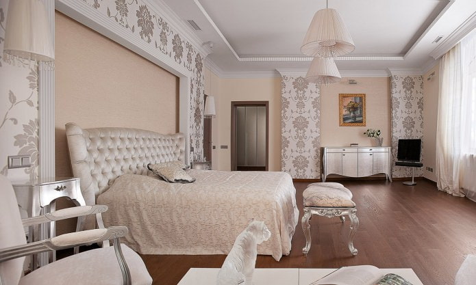 Beige Wände mit Tapete und Farbe im Schlafzimmer
