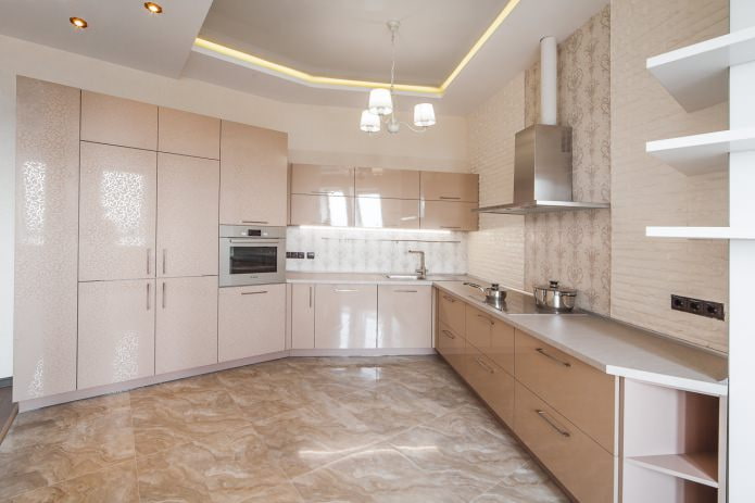 Beige-weiße Decke in der Küche
