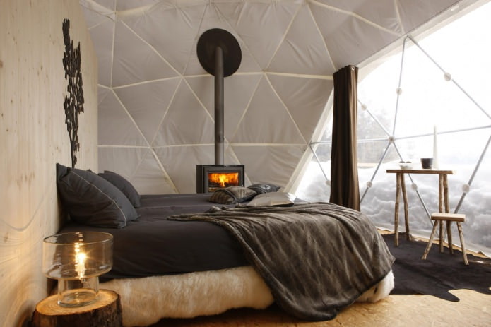Schlafzimmer-Interieur im Öko-Stil