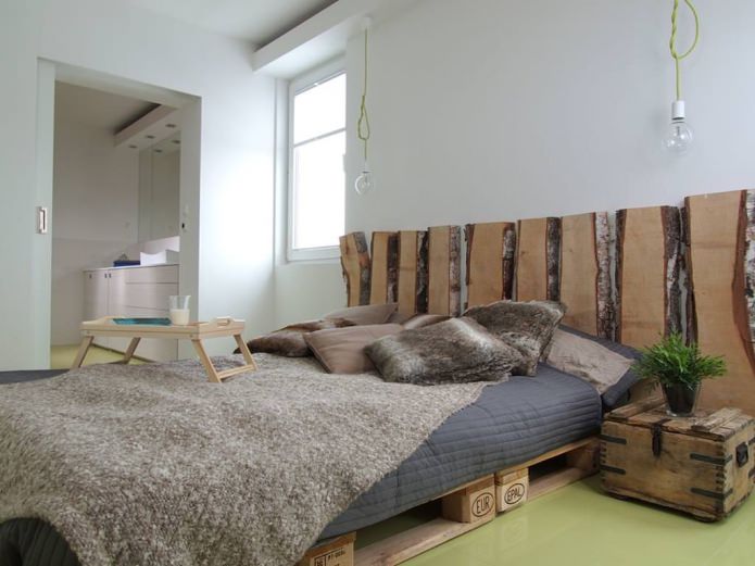 Palettenmatratze und Kopfteil aus Schnittholz
