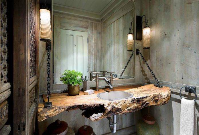 Waschtischplatte im Badezimmer aus naturbelassenem Schnittholz