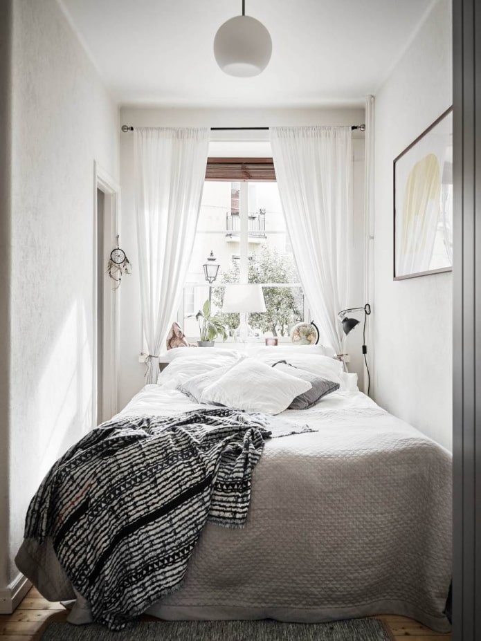 Gemälde und Vorhänge im Schlafzimmer
