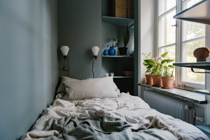 dunkles kleines Schlafzimmer