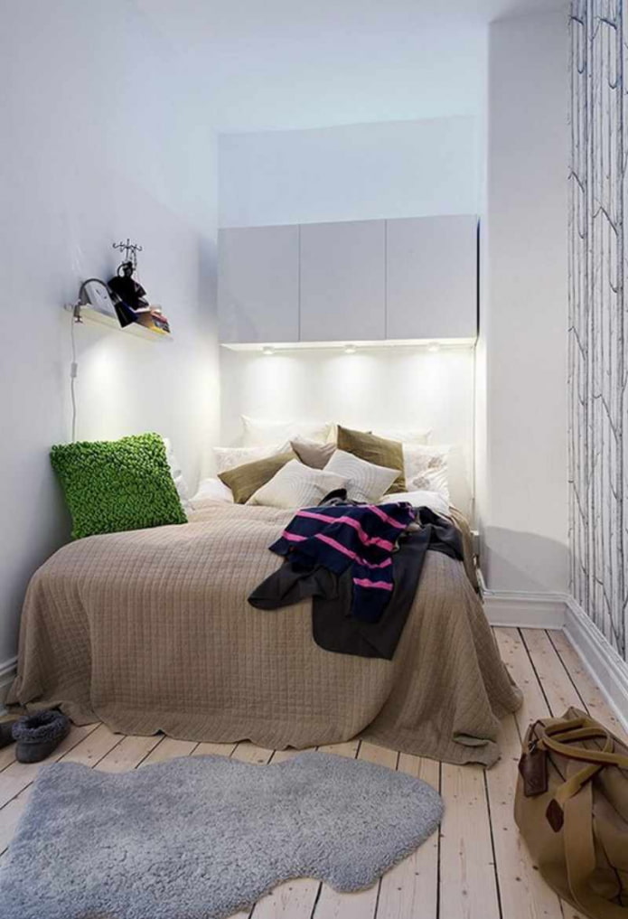 Schlafzimmer mit weißen Wänden