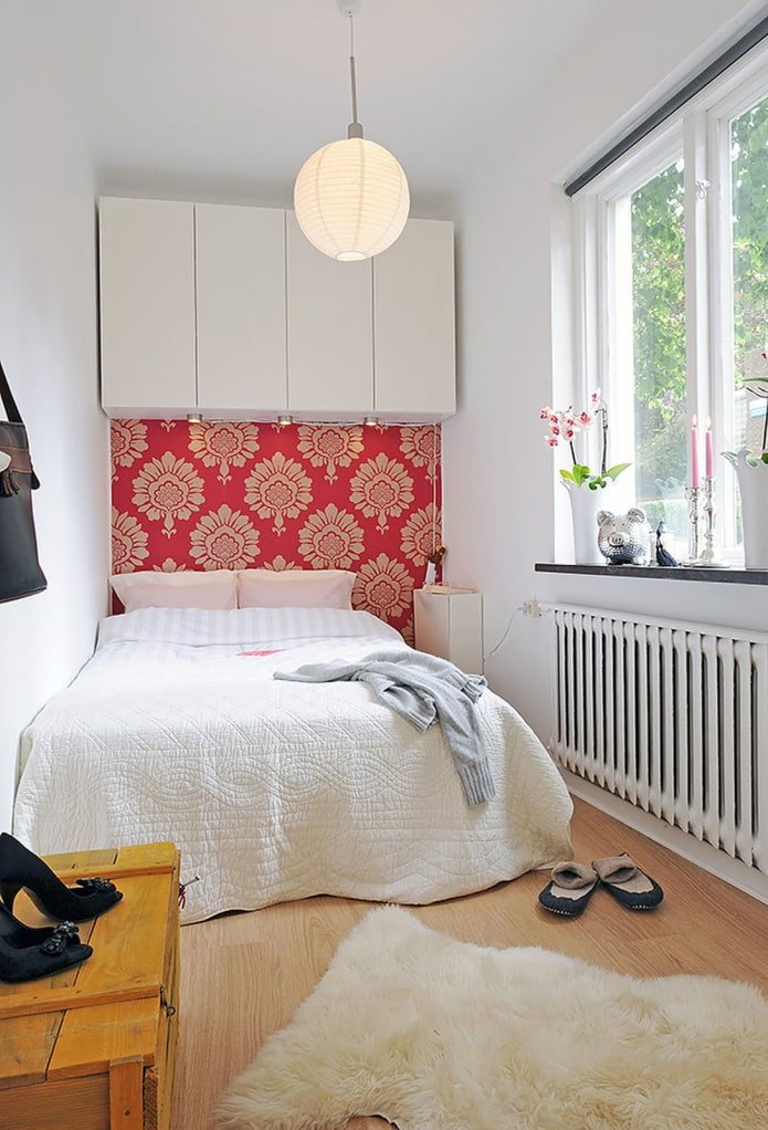 Kleiderschrank über dem Bett