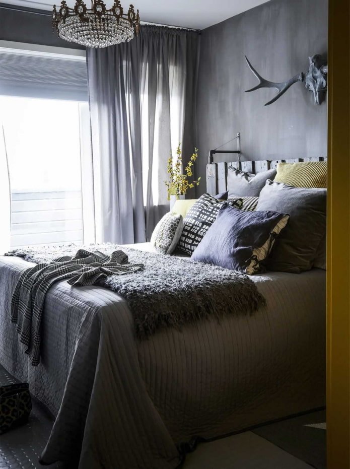dunkles kleines Schlafzimmer