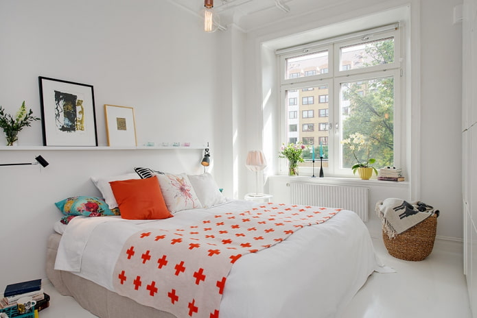 Kleines weißes Schlafzimmer im skandinavischen Stil