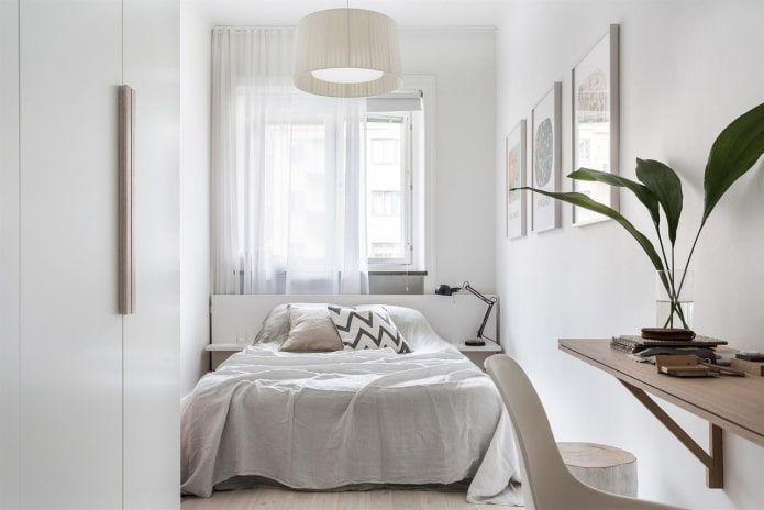 Schmales Schlafzimmer mit einem Bett am Fenster