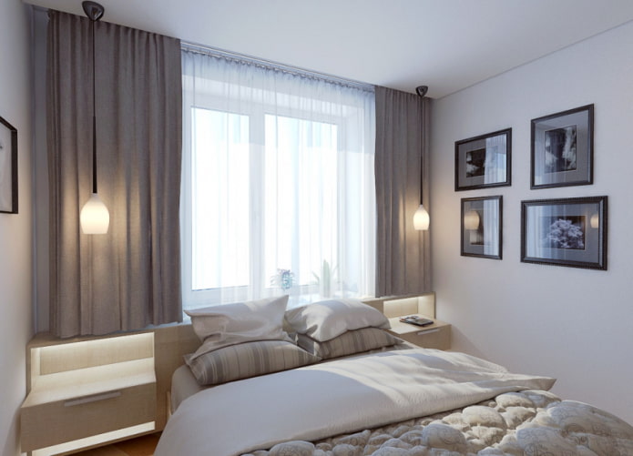 Kleines Schlafzimmer mit einem Bett am Fenster
