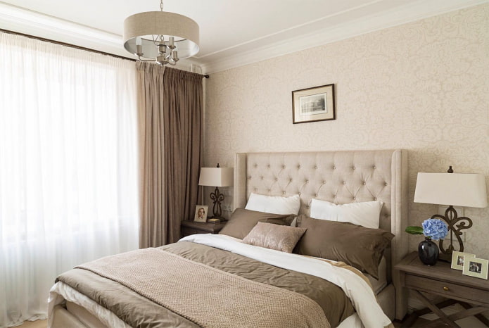 Kleines Schlafzimmer in Beigetönen