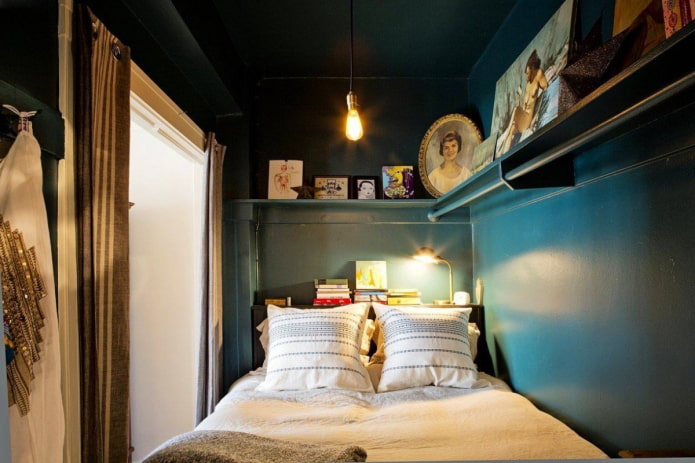 kleines dunkles Schlafzimmer