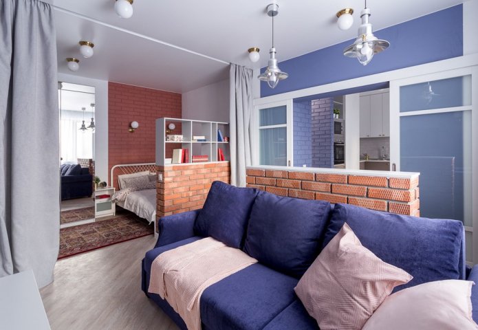 Zoneneinteilung mit Vorhängen im Inneren des Schlafzimmer-Wohnzimmers