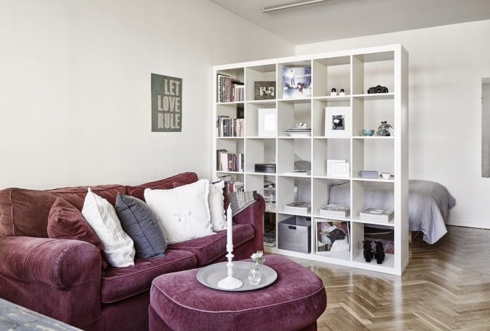 Regal im Inneren des Schlafzimmer-Wohnzimmers