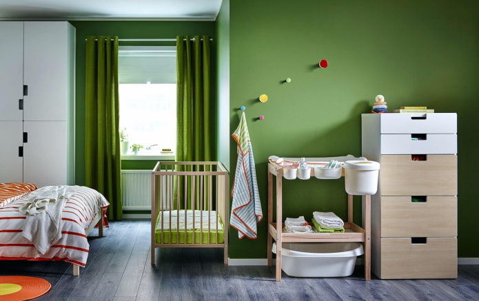 Möbelanordnung im Inneren eines Kinderzimmers