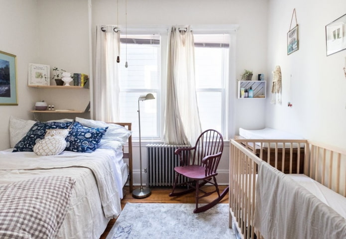 Elternbereich in einem Schlafzimmer kombiniert mit einem Kinderzimmer