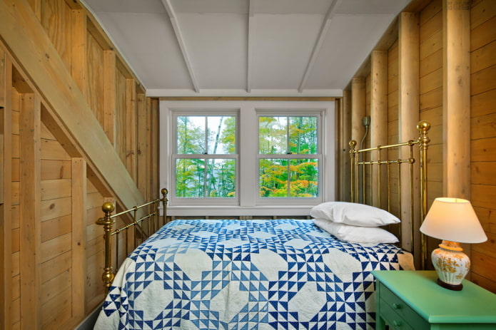 Eisenbett im Schlafzimmer