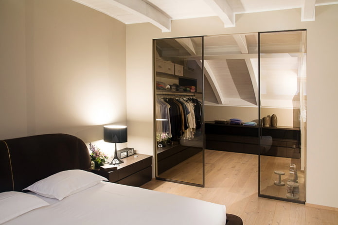 Ankleidezimmer-Zoneneinteilung im Dachgeschoss-Schlafzimmer-Interieur