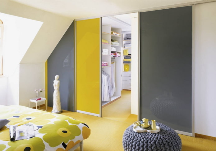 Ankleidezimmer-Zoneneinteilung im Dachgeschoss-Schlafzimmer-Interieur