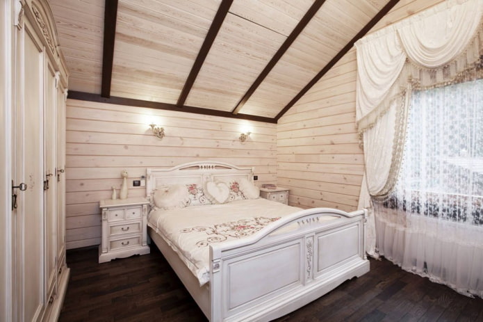 Dachgeschoss-Schlafzimmer-Interieur im Provence-Stil