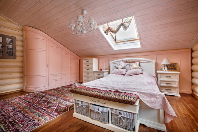 Dachgeschoss-Schlafzimmer-Interieur im Provence-Stil