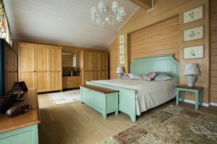 Dachgeschoss-Schlafzimmer-Interieur im Provence-Stil