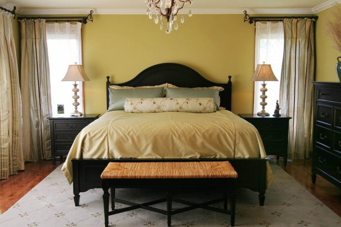 Schlafzimmer mit schwarzen Möbeln