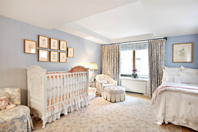Babybett im Schlafzimmer