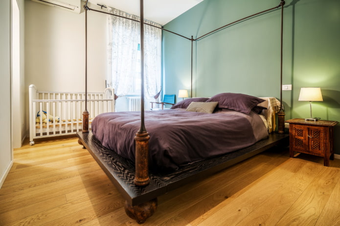 Babybett im Schlafzimmer