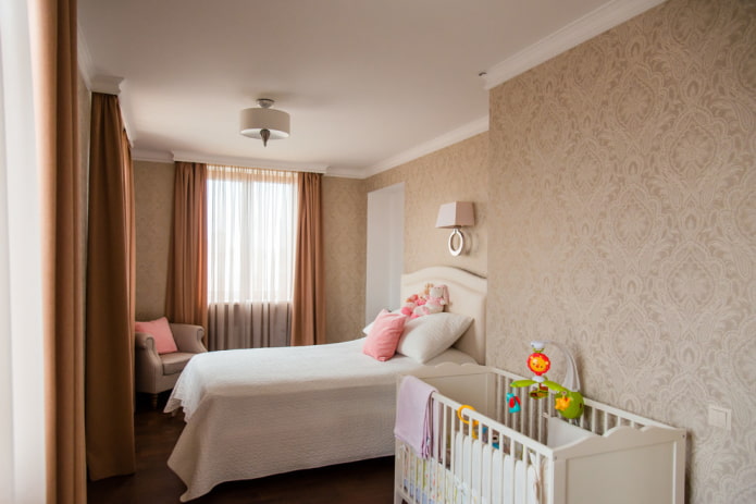 Babybett im Schlafzimmer