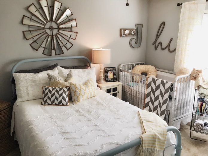 Babybett im Schlafzimmer