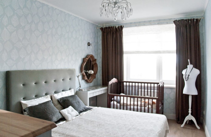 Babybett im Schlafzimmer