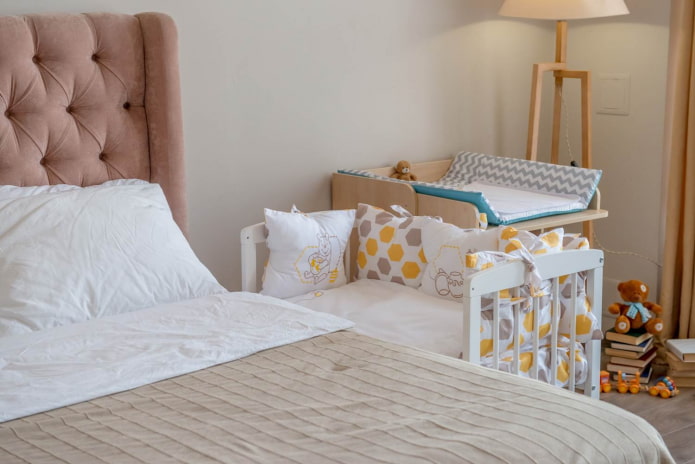 Babybett im Schlafzimmer