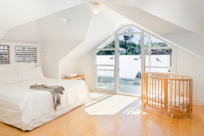 Babybett im Schlafzimmer