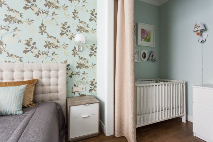 Babybett im Schlafzimmer