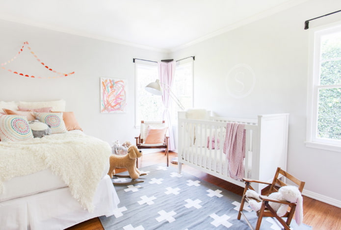 Babybett im Schlafzimmer