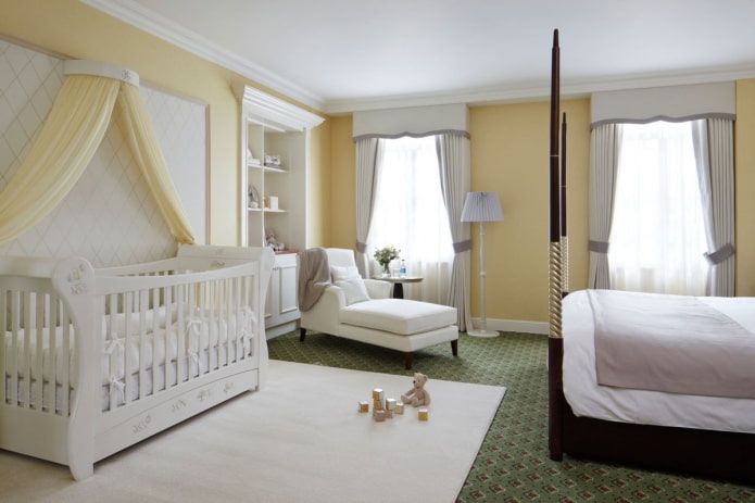Babybett im Schlafzimmer